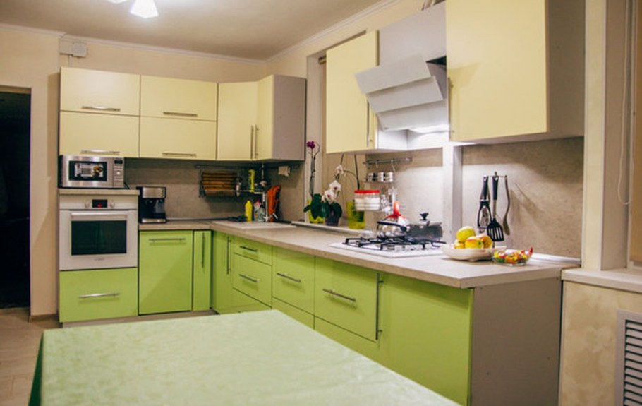 Кухня салатовая с бежевым