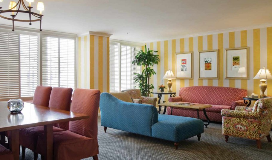 Обои для гостиной однотонные