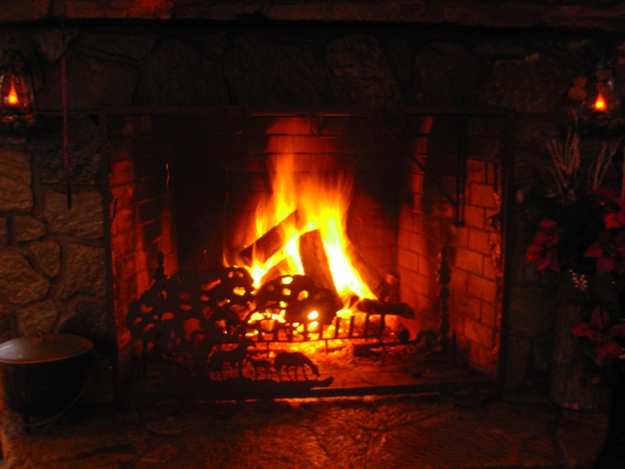 Камин горящий на экран