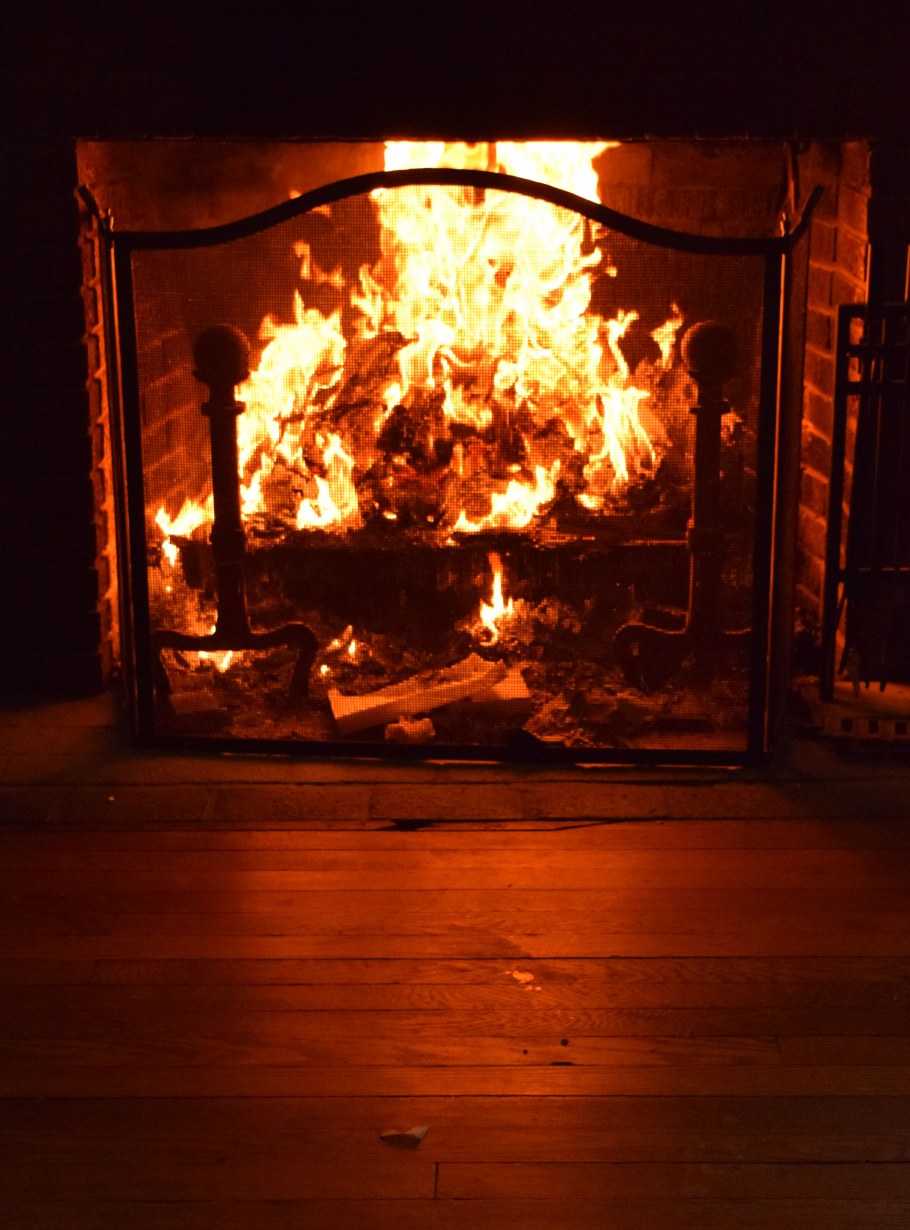 Камин в темноте