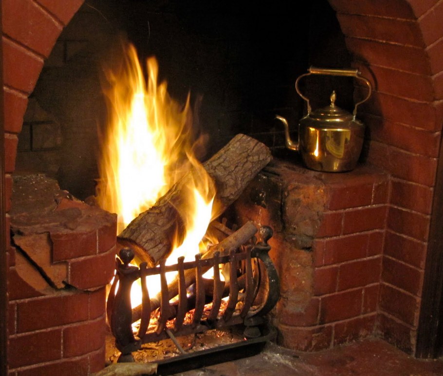 Камин вблизи