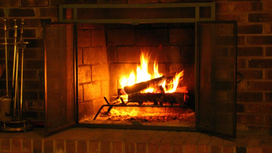 Камин горящий в комнате