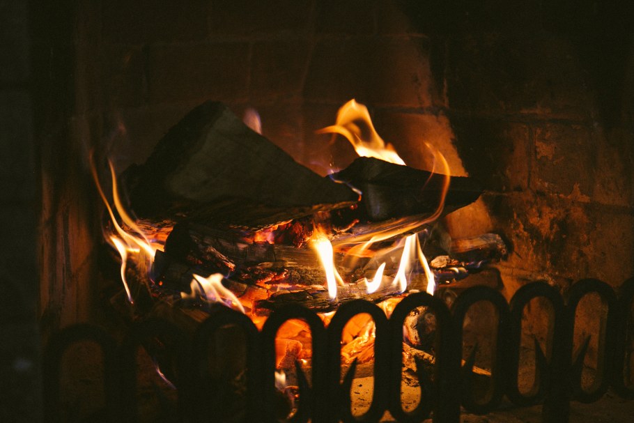 Горящая бумага в камине