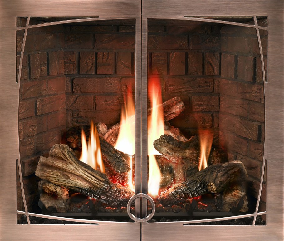 Огонь в топке камина