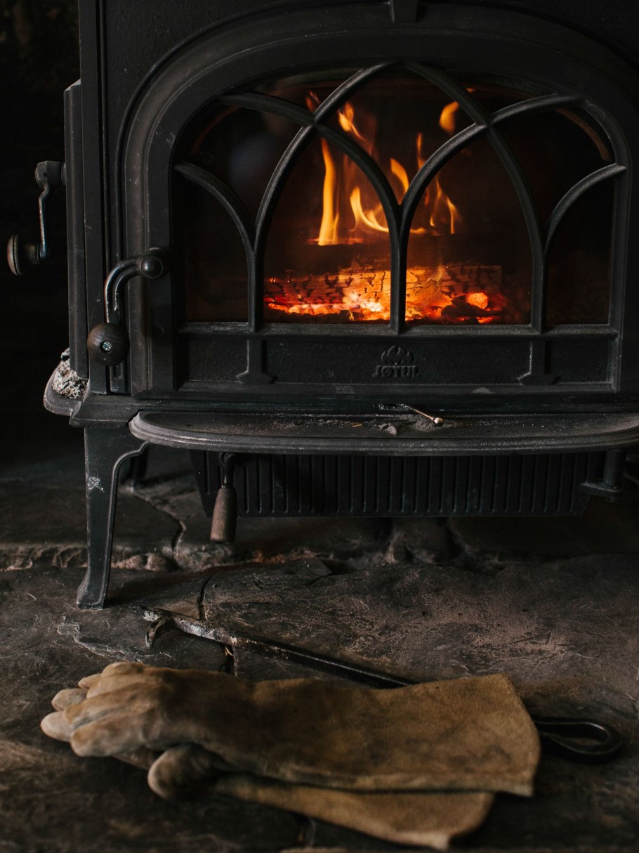 Уютный огонь в камине