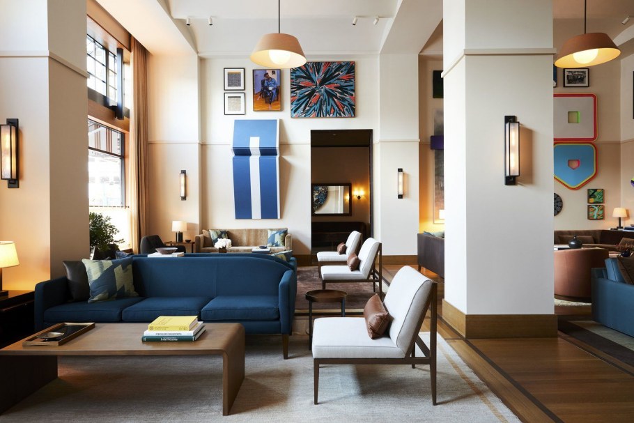 Лобби с высоким потолком