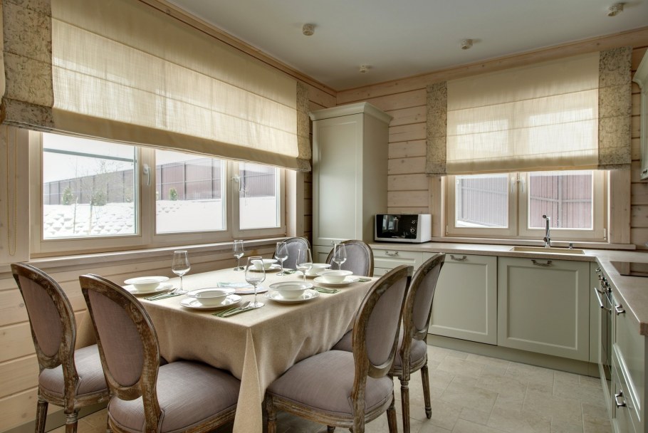 Римские шторы в доме из бруса