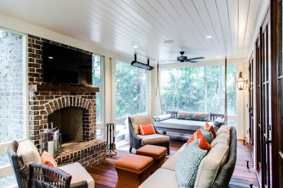 Застекленная веранда с камином