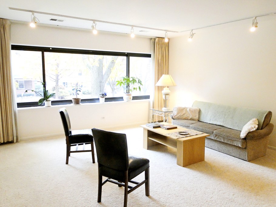 Треккинговые светильники в интерьере гостиной