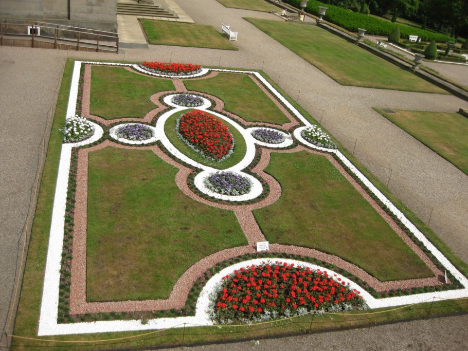 Цветочно-газонный партер