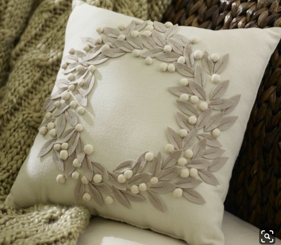 Украсить диванную подушку