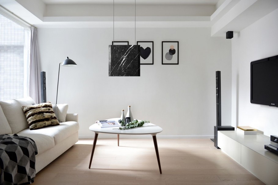 Гостиная с белыми стенами