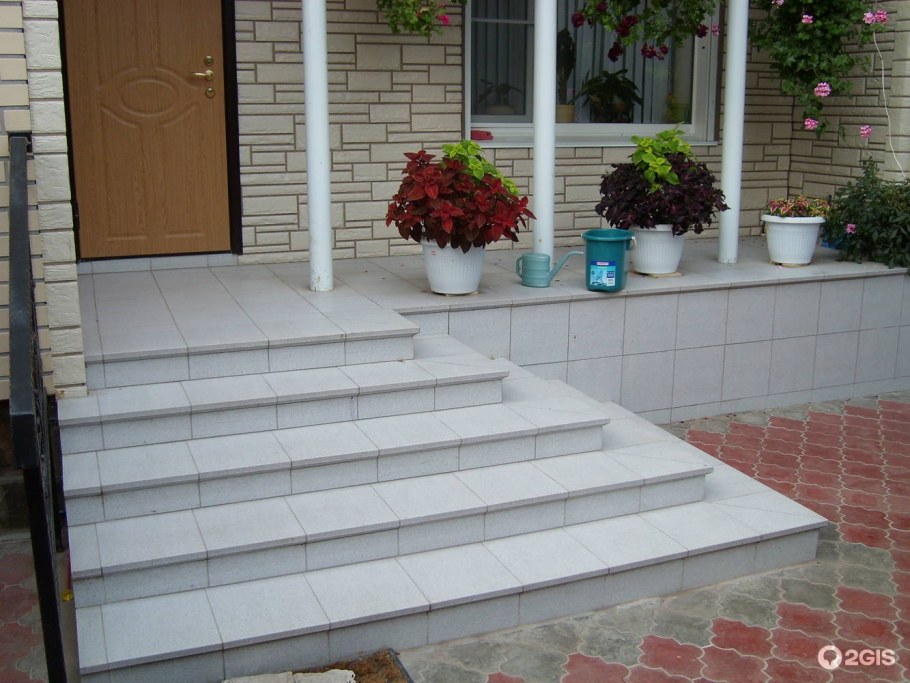 Ступеньки перед входом в дом