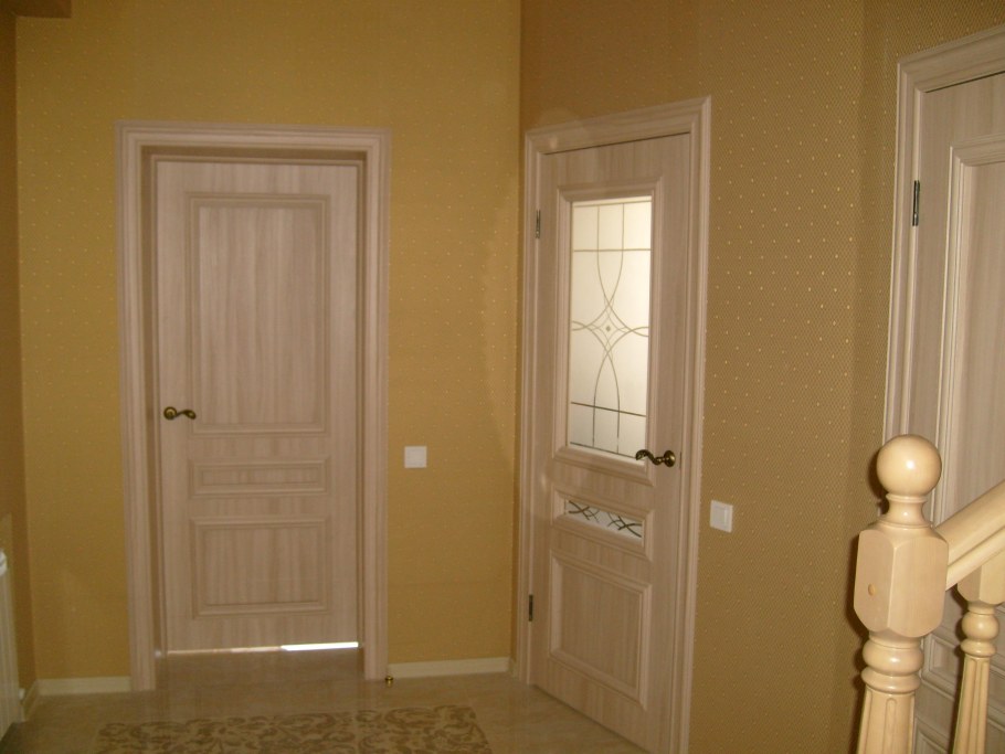 Белые двери и темный пол в интерьере фото