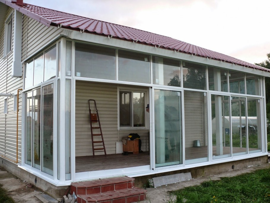 Остекление веранды Рехау