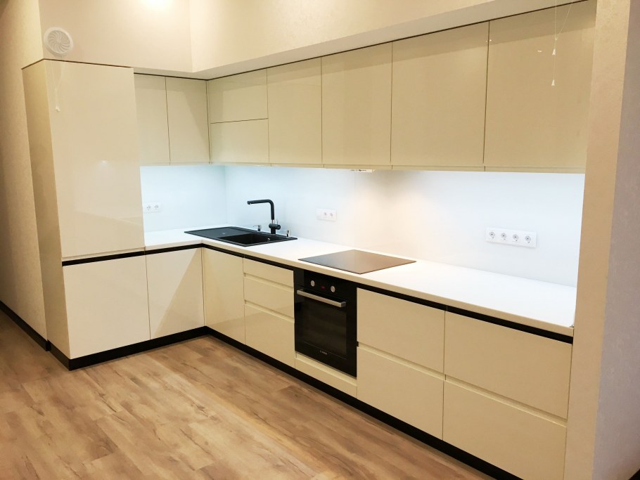 Кухня без ручек с профилем gola