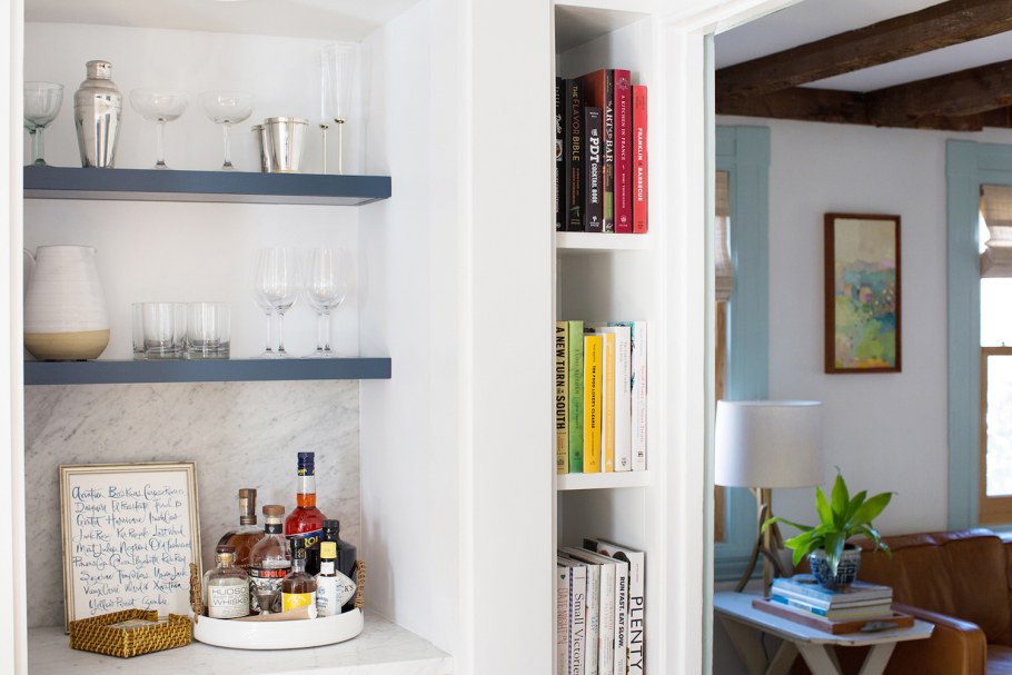 Стена из гипсокартона в гостиной