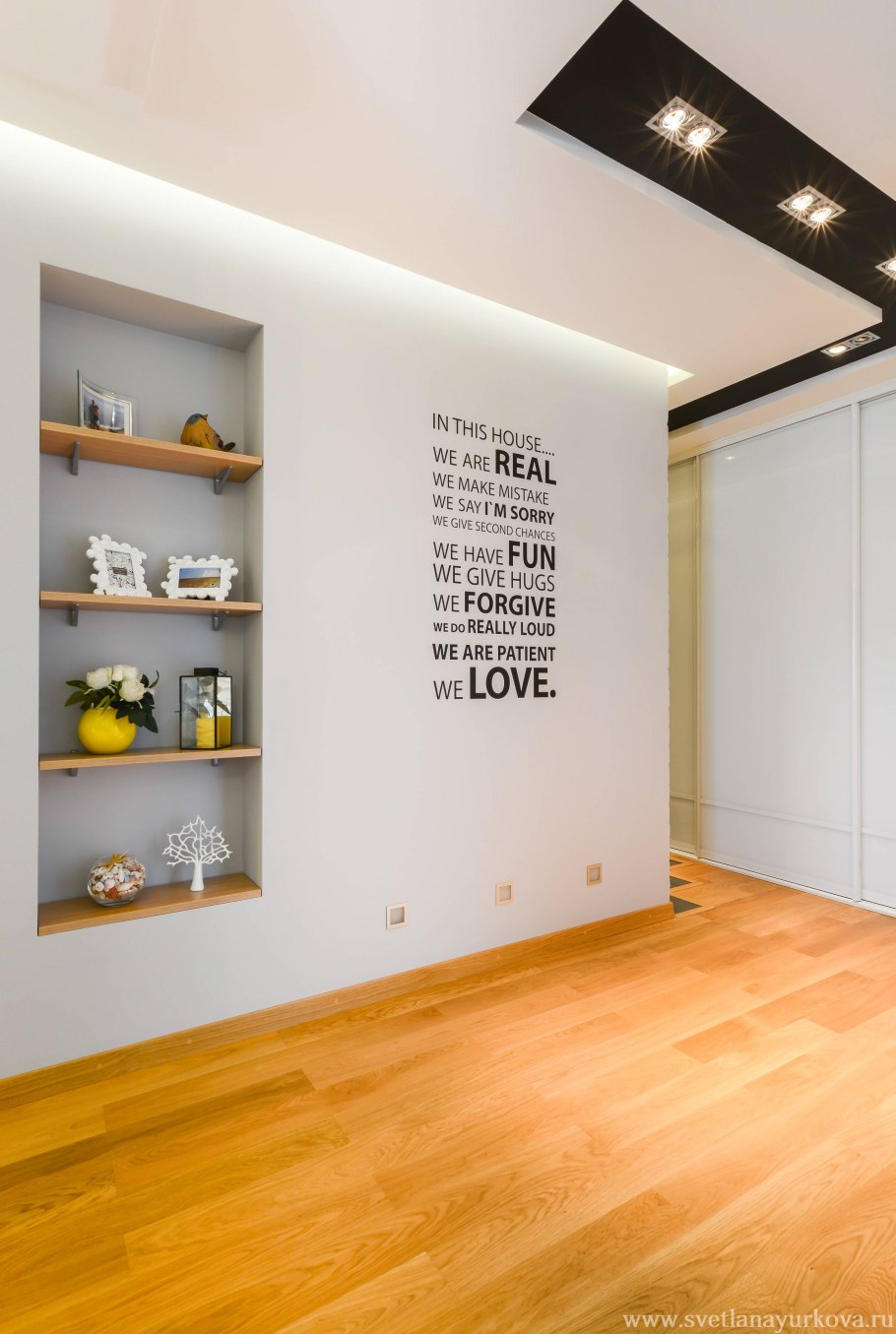 Встроенные полки в стене