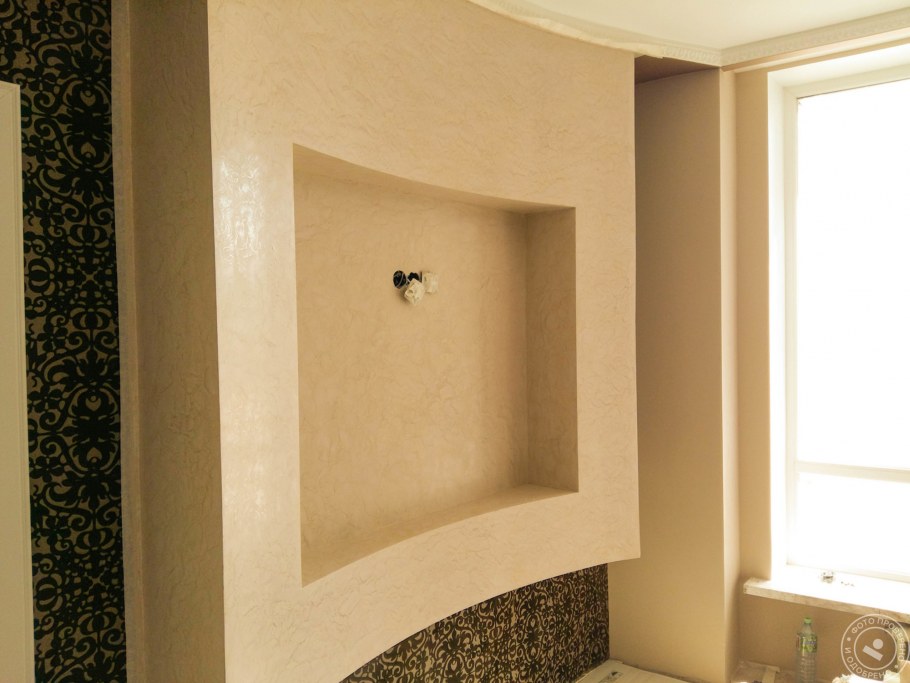 Украшение ниши в стене