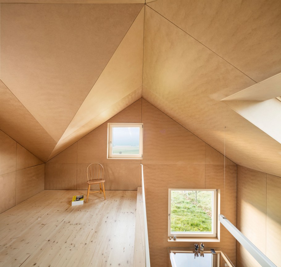 Фанера на мансарде