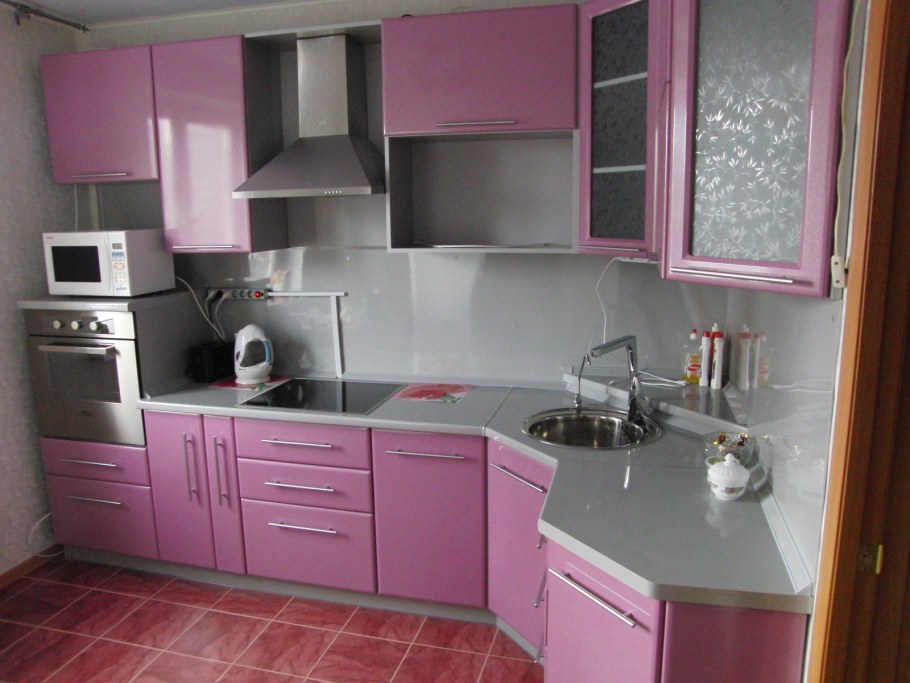 Кухня в серо розовом цвете