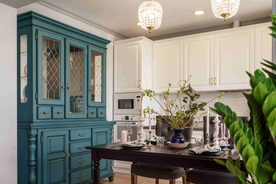 Кухня гостиная в неоклассическом стиле в светлых тонах