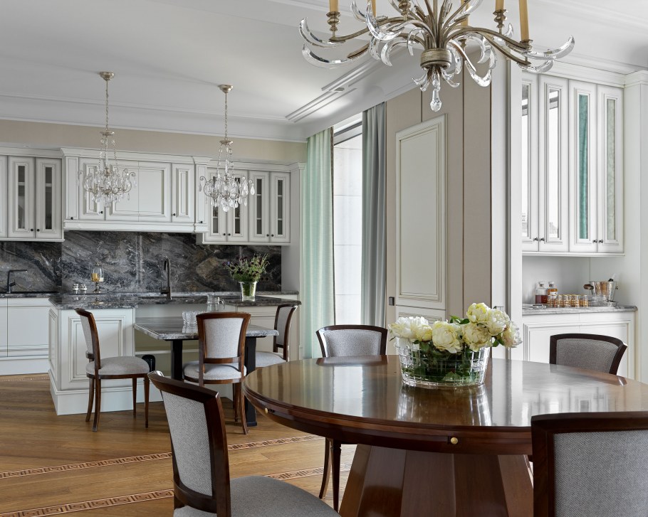 Неоклассика в интерьере темное дерево