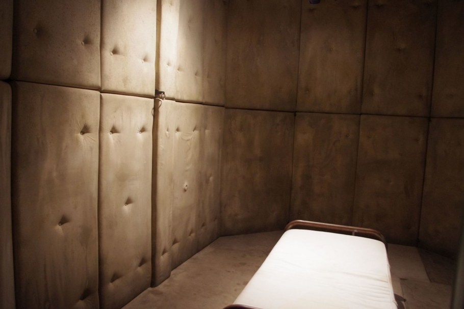 Белая комната с мягкими стенами