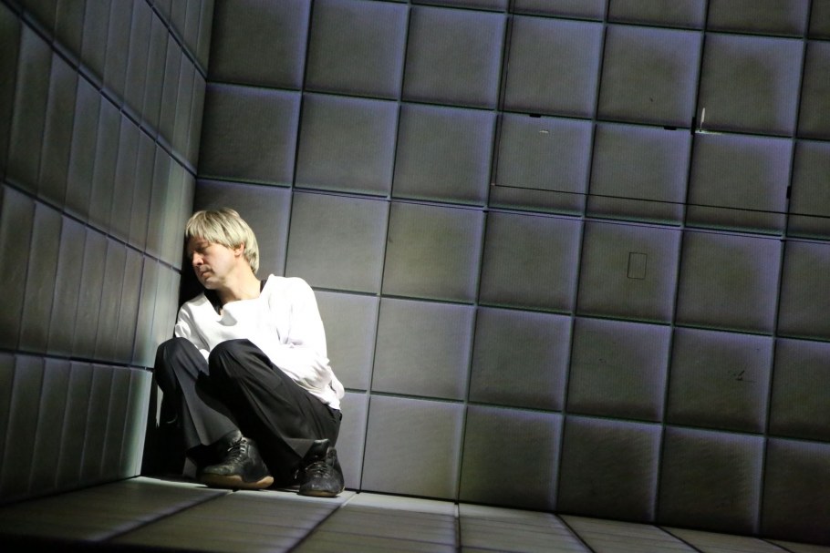 Белая комната с мягкими стенами