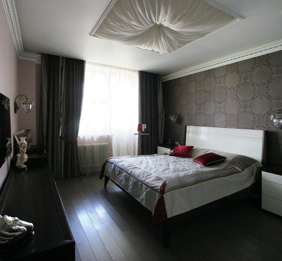 Спальня 15 кв.м с тёмным полом