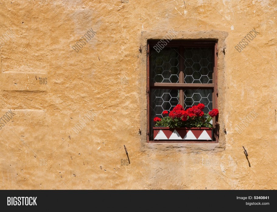 Итальянская стена с окном