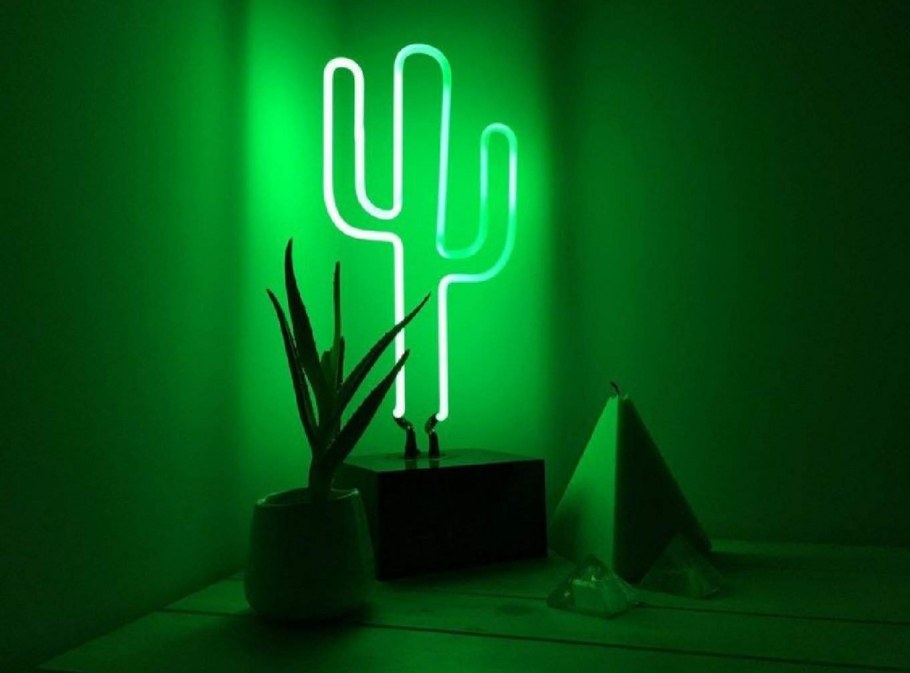 Неоновый свет в комнате