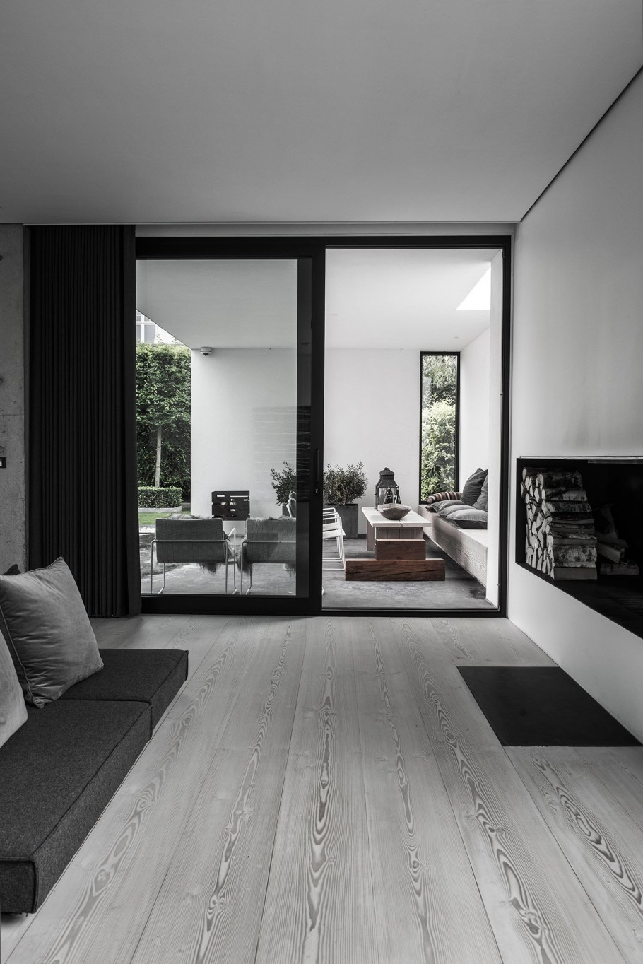 Серый пол в интерьере