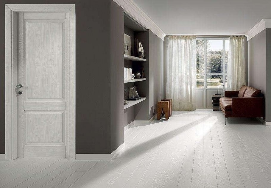 Светлые двери в интерьере квартиры