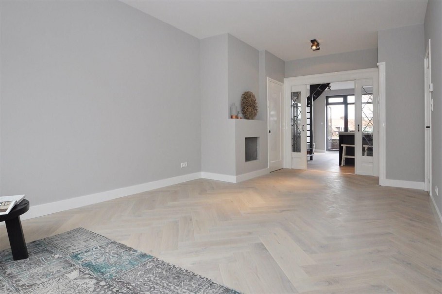 Серая стена и пол