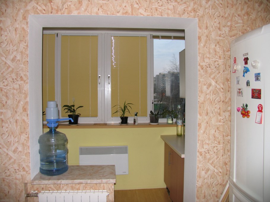 Кухня с оконным проемом