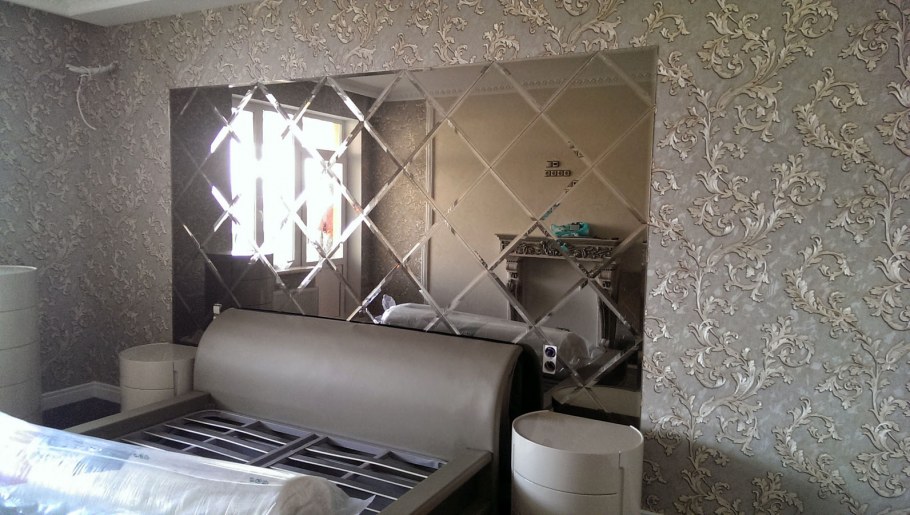 Зеркало на стене в спальне