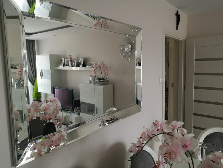 Зеркала необычной формы для прихожей