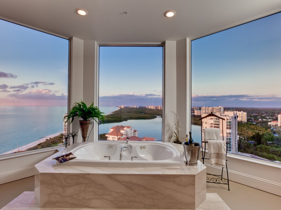 Спальня с большими окнами