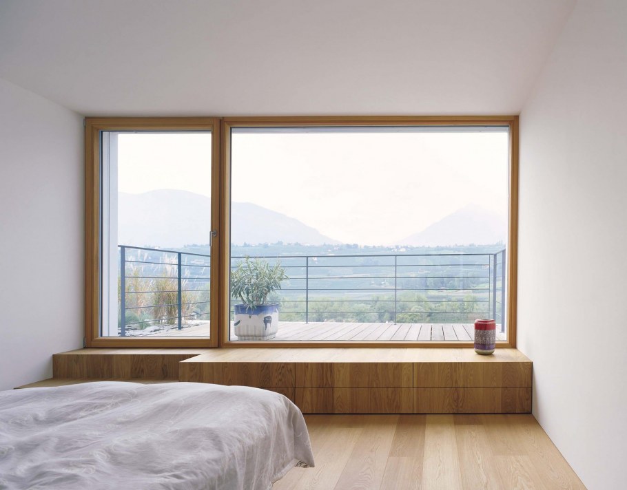 Панорамное окно с подоконником