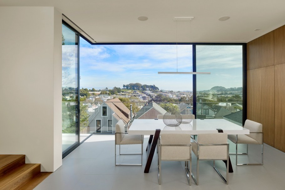 Комната с панорамными окнами