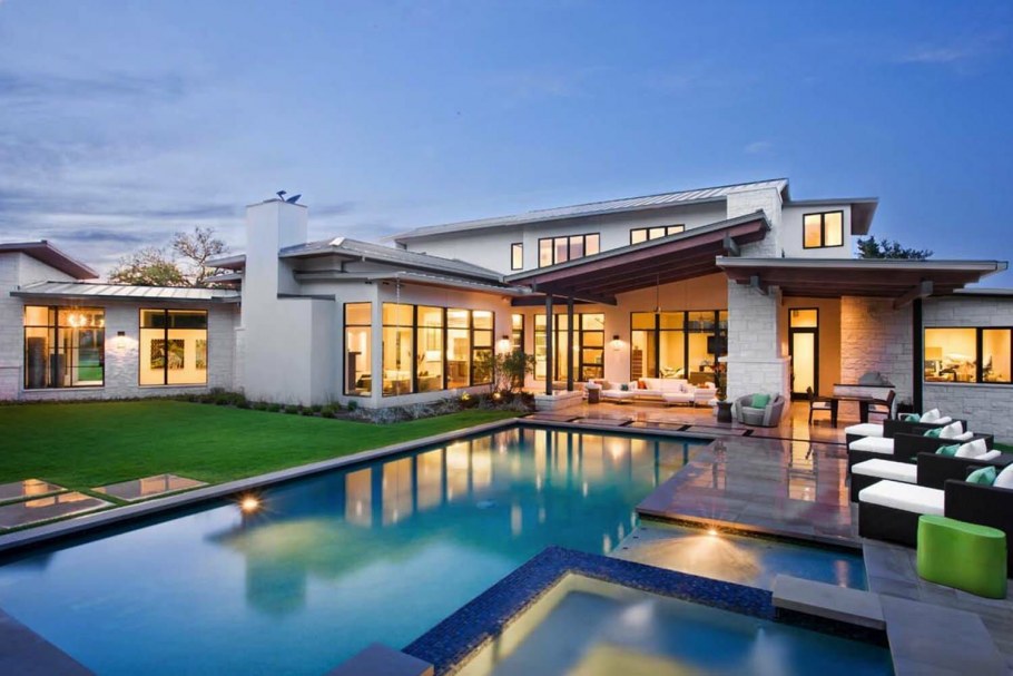 Большой дом с бассейном