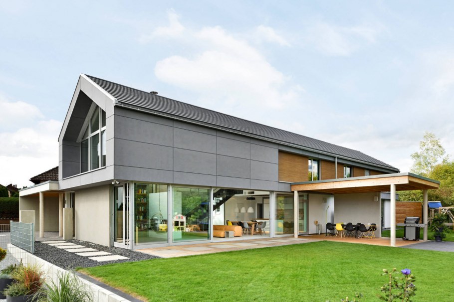 Современный дом с двускатной крышей