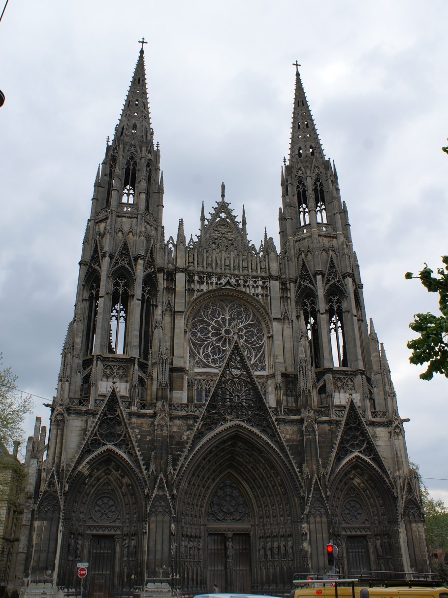 Готический собор интерьер трифорий