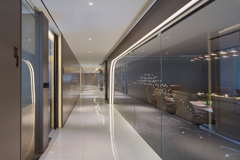 Футуристический коридор с дверями