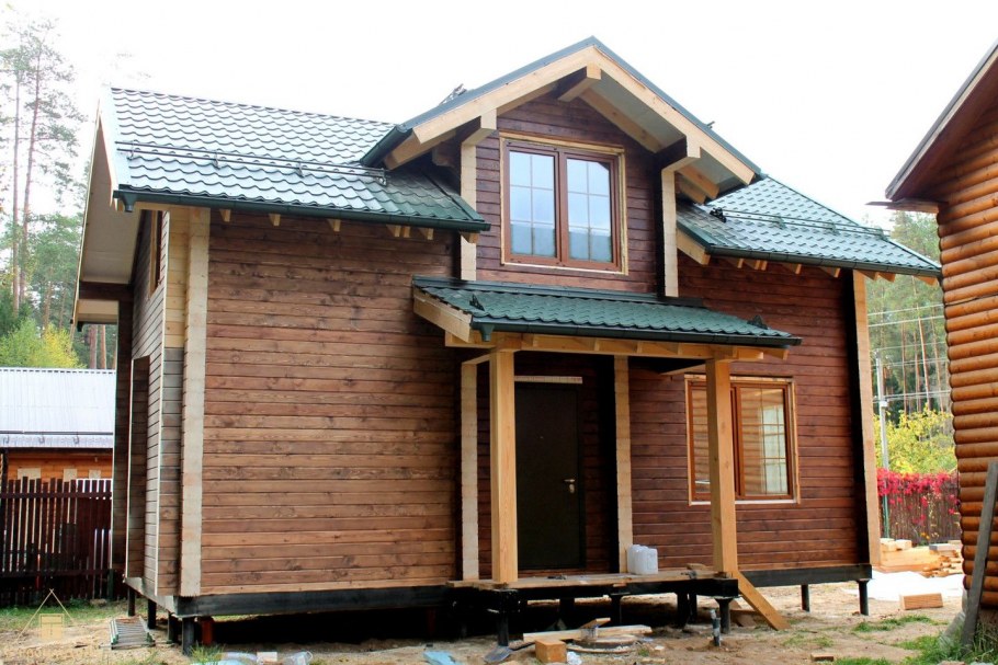 Деревянное крыльцо с площадкой