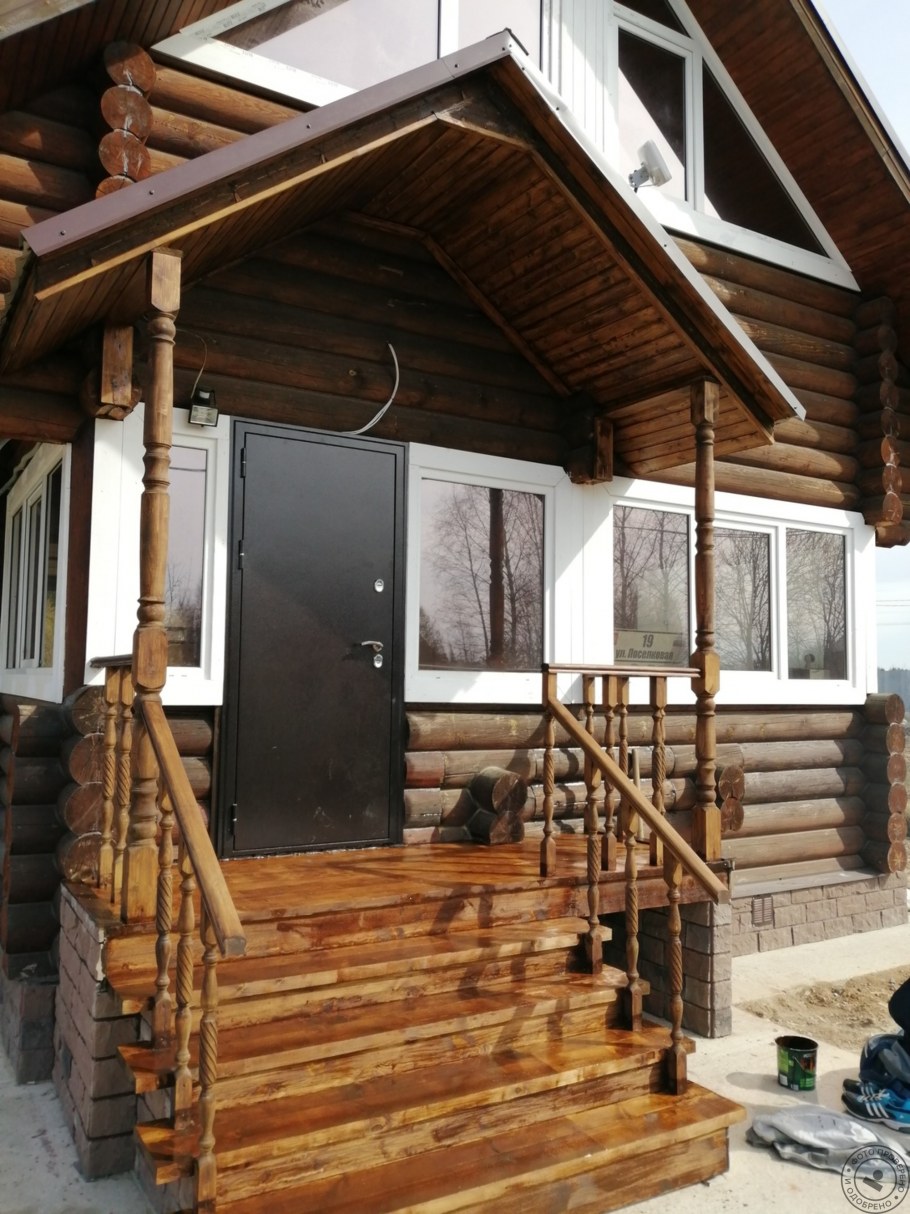 Крыльцо к деревянному дому
