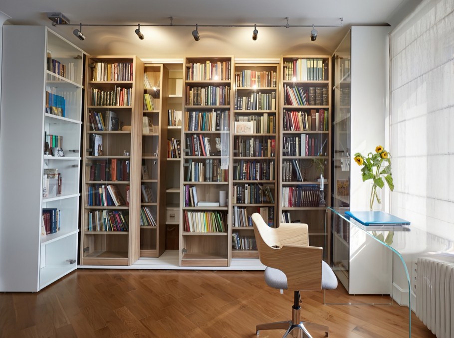 Книжные стеллажи для домашней библиотеки в маленькой комнате