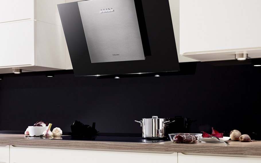 Наклонная вытяжка для кухни в интерьере