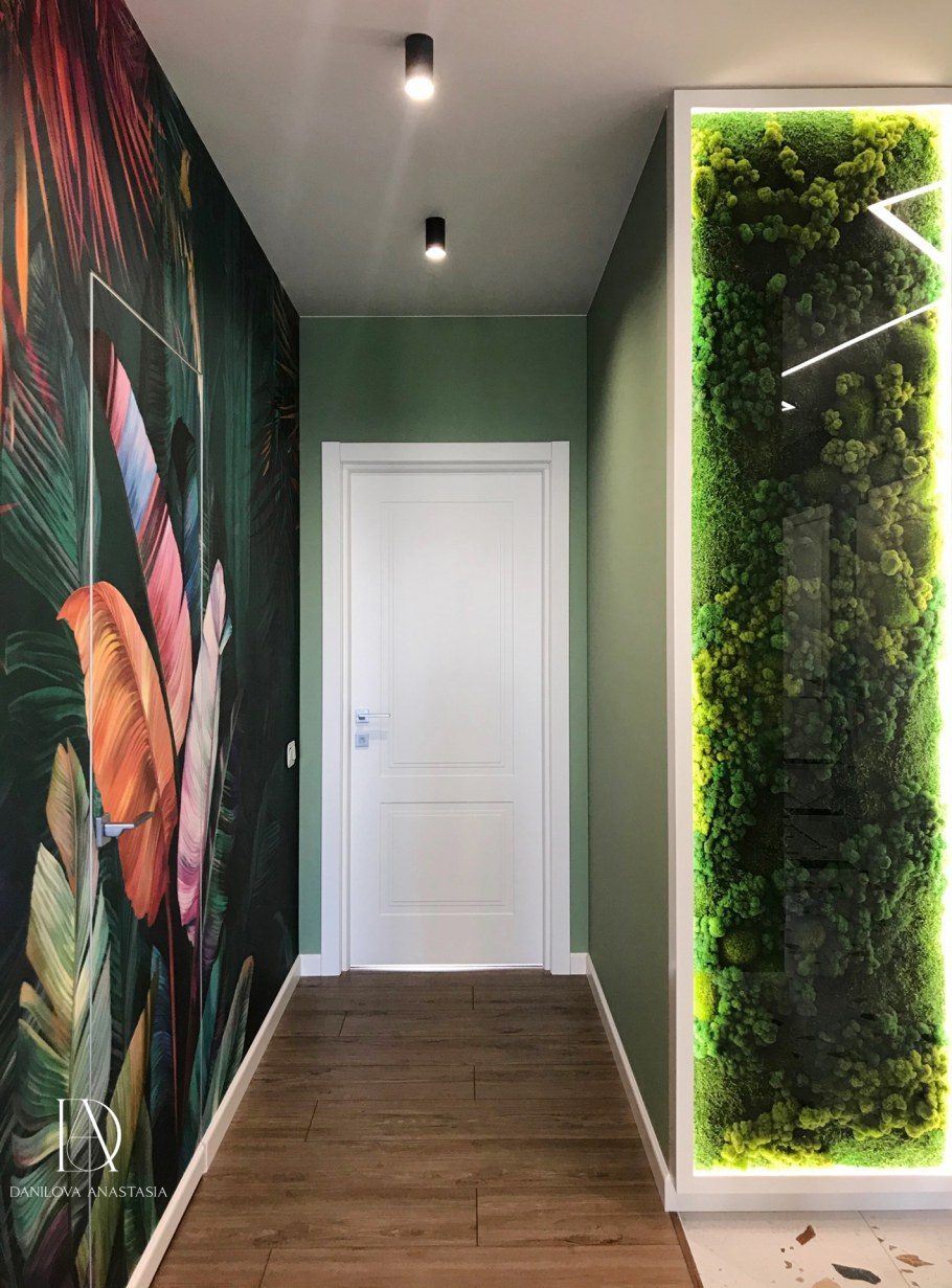 Декоративный мох в интерьере прихожей